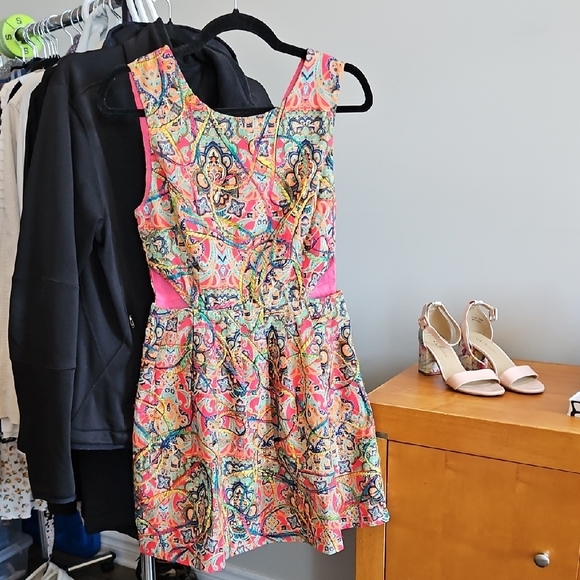 Taroni - NWOT Stunning And Colorful Patterned Sleeveless Dress With Side Cutouts - Picture 1 of 6